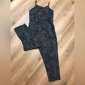 Ladies extra large jumper in excellent condition. Adjustable straps.